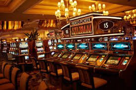 kuncihoki live roulette table with dealer spinning wheel and players placing bets